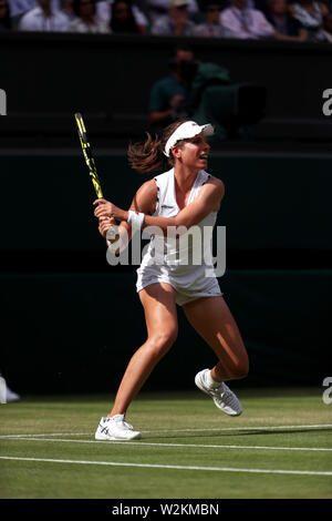 Il torneo di Wimbledon, Regno Unito. 9 Luglio, 2019. Johanna Konta in azione durante il suo quarterfinal match contro Barbora STRYCOVA a Wimbledon oggi. Credito: Adam Stoltman/Alamy Live News Foto Stock