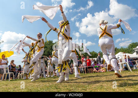 Il conte di Stamford Morris eseguire una danza al 2019 Stockton Heath Festival sotto un caldo sole Foto Stock