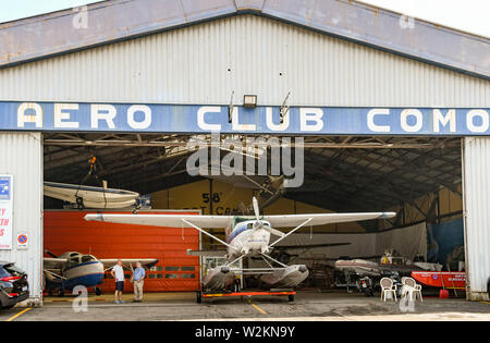 COMO, LAGO DI COMO, Italia - Giugno 2019: idrovolanti azionata dall'Aero Club Como all'ingresso dell'hangar nella città di Como sul Lago di Como. Foto Stock