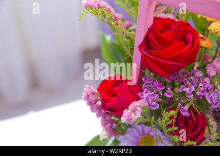 Rosa bouquet fresco di viola, rosso, rosa, bianco , blu, arancione rose . Rosa bouquet di rose multicolori . Rosso , viola foto di fiori vicino fino al Foto Stock