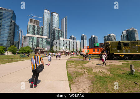Toronto, Canada - 22 Giugno 2019: le persone che visitano il Toronto Railway Museum Foto Stock