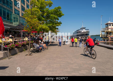 Toronto, Canada - 22 Giugno 2019: per coloro che godono di una calda giornata estiva a porto Foto Stock