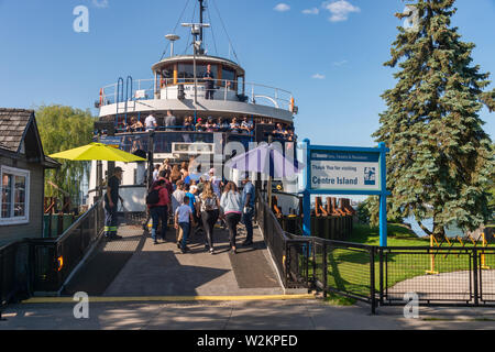 Toronto, CA - 23 Giugno 2019: persone di salire a bordo del traghetto sul centro di Toronto Island Foto Stock