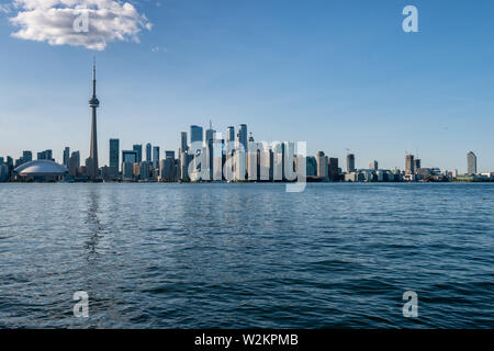 Toronto, CA - 23 Giugno 2019: Toronto skyline in estate da Toronto Islands. Foto Stock