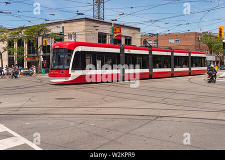 Toronto, Canada - 22 Giugno 2019: Flexity Outlook Street auto nel centro cittadino di Toronto e andando su Spadina Avenue Foto Stock