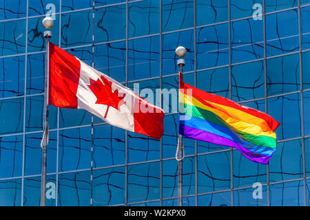 Bandiera canadese accanto alla bandiera arcobaleno a Toronto in Canada Foto Stock