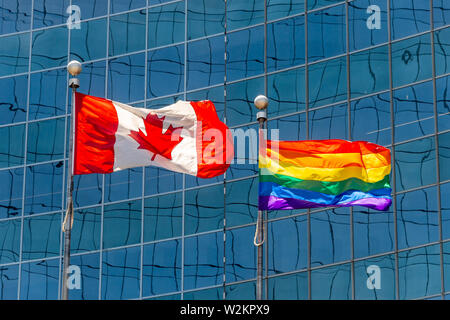 Bandiera canadese accanto alla bandiera arcobaleno a Toronto in Canada Foto Stock