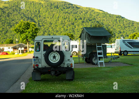 Modalità insolita di camping high off la massa del rimorchio campeggio,Highland,Scozia,UK. Foto Stock