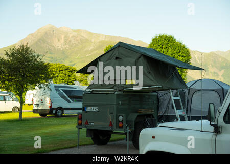 Modalità insolita di camping high off la massa del rimorchio campeggio,Highland,Scozia,UK. Foto Stock