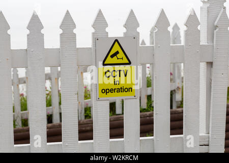 Triangolo giallo di avviso TVCC segno Foto Stock