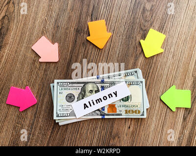 Pagamenti alimony. Pila di dollari con firmare assegni alimentari e denaro. Il divorzio e il concetto di separazione Foto Stock