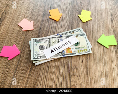 Pagamenti alimony. Pila di dollari con firmare assegni alimentari e denaro. Il divorzio e il concetto di separazione Foto Stock