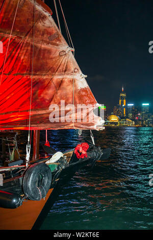 Tourist junk e sullo skyline, Victoria Harbour, Hong Kong SAR, Cina Foto Stock