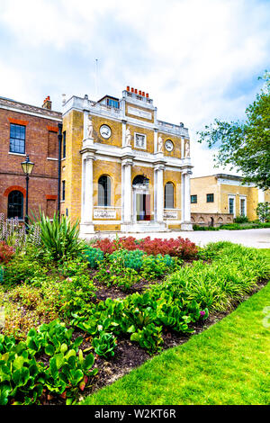 Esterno del Pitzhanger Manor, Ealing Broadway, Londra, Regno Unito Foto Stock