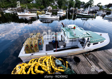 Lobster barche ormeggiate in porto nuovo, Maine. La piccola tasca pittoresco porto è uno degli ultimi porti di lavoro sul midcoast lungo la penisola Pemaquid Foto Stock