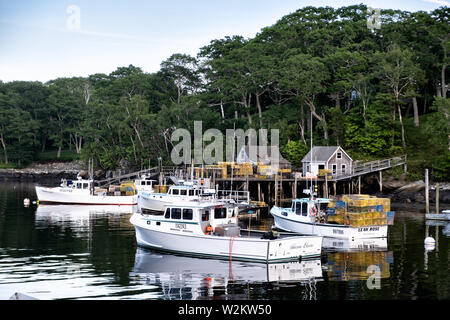 Lobster barche ormeggiate in porto nuovo, Maine. La piccola tasca pittoresco porto è uno degli ultimi porti di lavoro sul midcoast lungo la penisola Pemaquid Foto Stock
