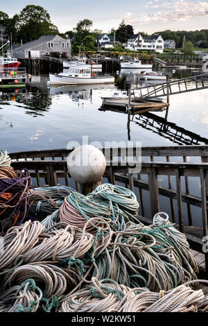 Lobster barche ormeggiate in porto nuovo, Maine. La piccola tasca pittoresco porto è uno degli ultimi porti di lavoro sul midcoast lungo la penisola Pemaquid Foto Stock