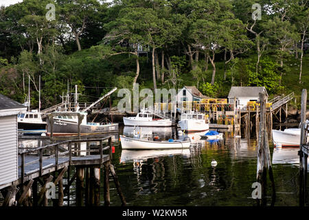 Lobster barche ormeggiate nella comunità di pescatori di Porto Nuovo, Maine. La piccola tasca pittoresco porto è uno degli ultimi porti di lavoro sul midcoast lungo la penisola Pemaquid Foto Stock