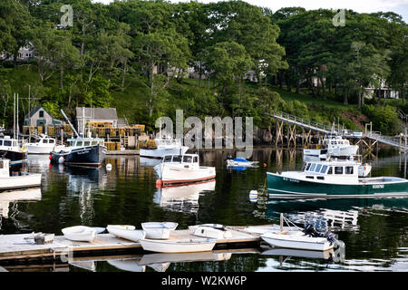 Lobster barche ormeggiate nella comunità di pescatori di Porto Nuovo, Maine. La piccola tasca pittoresco porto è uno degli ultimi porti di lavoro sul midcoast lungo la penisola Pemaquid Foto Stock