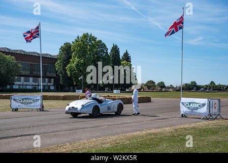 Un degli anni cinquanta la Jaguar XK120 OTS Roadster linee fino per la sua mostra giro, Volano Festival 2018 Foto Stock