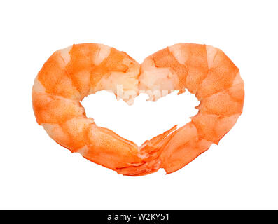 Due gamberetti lessati e sgusciati in forma di cuore. Mi piace il concetto di frutti di mare. Delicatezza, gustoso e mangiare sano di piatti a base di frutti di mare. Isolato su sfondo bianco Foto Stock