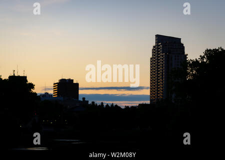 Alba e silhouette senza persone al mattino a metà settimana a Londra Ontario Canada Foto Stock