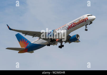 Un Jet2 Boeing 757-200 decolla dall'Aeroporto Internazionale di Manchester (solo uso editoriale) Foto Stock