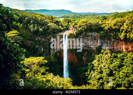 Chamarel cascata all'interno del paradiso tropicale isola di Mauritius. Tonica immagine. Foto Stock