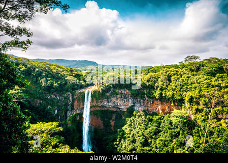 Chamarel cascata all'interno del paradiso tropicale isola di Mauritius. Tonica immagine. Foto Stock