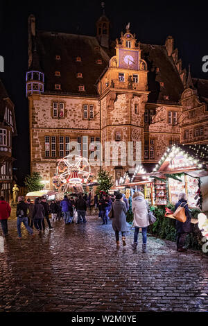 Marburg, Germania -12/07/2018: la vecchia piazza del mercato con la decorazione di Natale, il vecchio municipio, vecchie case con i negozi, i ristoranti e i visitatori di t Foto Stock