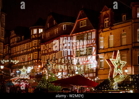 Marburg, Germania -12/07/2018: la vecchia piazza del mercato con la decorazione di Natale, vecchie case con i negozi, i ristoranti e i visitatori del mercatino di natale Foto Stock