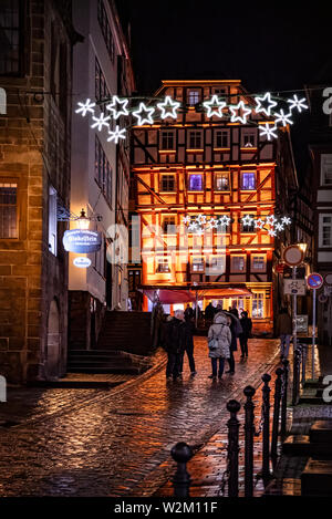 Marburg, Germania -12/07/2018: la vecchia piazza del mercato con la decorazione di Natale, vecchie case con i negozi, i ristoranti e i visitatori del mercatino di natale Foto Stock