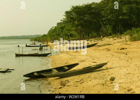 Paesaggio, canoe, Terra Preta comunità, Cuieiras River, Amazônia, Manaus, Amazonas, Brasile Foto Stock