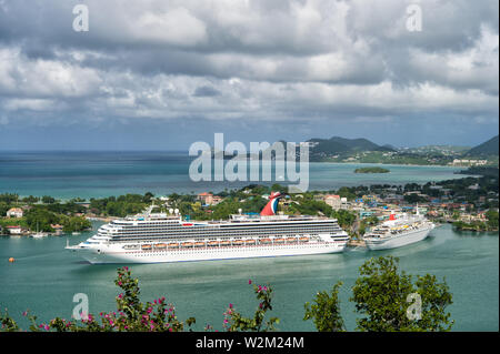 Castries, Saint Lucia - 11 Novembre 2015: grande nave da crociera o liner Carnival Liberty. la barca turistica nella baia o porto. paesaggio pittoresco. Viaggio di lusso. estate viaggi e vacanze. Il trasporto d'acqua. Foto Stock