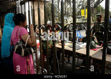 Come ribelli BDR soldati consegnato ieri sera, i parenti e le famiglie della perduta dell esercito si sono riuniti presso la porta del BDR quartier generale per conoscere la sorte dei loro cari. Pilkhana, Dhaka, Bangladesh. Il 27 febbraio 2009. Un ammutinamento dal Bangladesh Fucili a canna rigata, BDR, soldati scoppiata nella loro sede di Pilkhana, la mattina del 25 febbraio 2009, rendendo l'area in quasi in una zona di guerra. Diverse migliaia di colpi sono stati sparati da machineguns uccidendo circa 60 ufficiali dell'esercito, al BDR Pilkhana sede e diversi civili nei pressi dell'area. Foto Stock