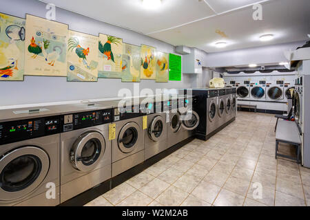 London, Regno Unito - 19 Maggio 2018: fila di lavanderie e il panno essiccatori in un self-service launderlette Foto Stock