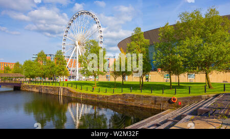 Liverpool, Regno Unito - 17 Maggio 2018: la ruota di Liverpool sulla chiglia Wharf waterfront del fiume Mersey, aperto il 25 marzo 2010. La struttura è 196 FE Foto Stock