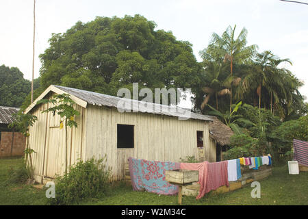 Case, vestiti linea, Terra Preta comunità, Cuieiras River, Amazônia, Manaus, Amazonas, Brasile Foto Stock