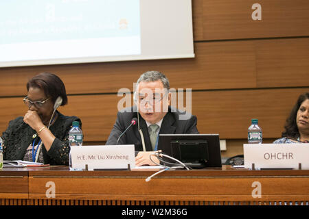 (190709) -- Ginevra, 9 luglio 2019 (Xinhua) -- Liu Xinsheng (2 L), un membro del comitato consultivo dell'HRC, che presiede un gruppo sta lavorando su un nuovo rapporto delle Nazioni Unite sul contributo di sviluppo per tutti i diritti umani, parla in corrispondenza di un lato-evento durante la 41a sessione del Consiglio per i Diritti Umani delle Nazioni Unite (HRC), co-sponsorizzato da onug il gruppo africano e la Missione permanente della Cina a Ginevra, Svizzera, Luglio 9, 2019. Cina e Africa unite insieme da Martedì a discutere il contributo di sviluppo per il godimento di tutti i diritti umani presso la sede europea delle Nazioni Unite. (Xinhua/Xu Jinq Foto Stock