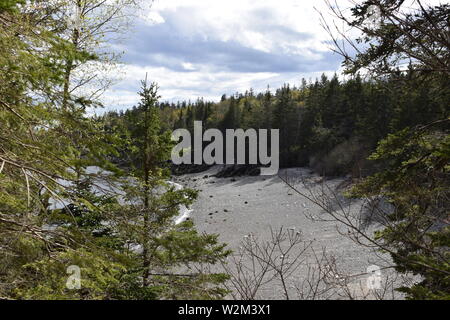 Scogliere sul mare sulla baia di Penobscot nel Maine Foto Stock