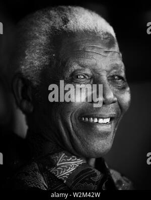 Un esclusivo ritratto di Nelson Mandela, ex presidente del Sud Africa. Noto anche come Madiba nella sua patria, Nelson Mandela si farà girare 91 il 18 luglio di quest'anno. L'anti-apartheid attivista, che una volta era il leader del Congresso Nazionale Africano (ANC), si è incontrato con i compagni di Premio Nobel per la pace del prof. Muhammad Yunus del Bangladesh che era nel paese a parlare al settimo Nelson Mandela Conferenza Annuale di Johannesburg. Johannesburg, Sud Africa. Il 10 luglio 2009. Foto Stock