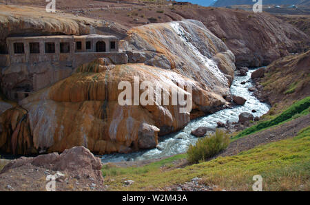 Le antiche rovine sulle sorgenti calde di Puente del Inca, Mendoza, Argentina. Foto Stock