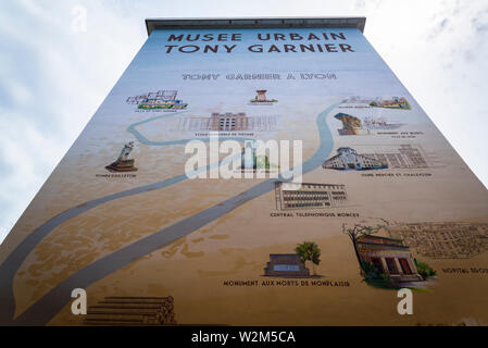 Il Musée Urbain Tony Garnier, pitture murali dipinte negli anni ottanta è un museo a cielo aperto che rende omaggio alle opere di Tony Garnier nell'indus utopica Foto Stock