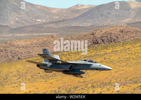 Velivolo F-18 jet fighter battenti in Star Wars Canyon a Death Valley, California Foto Stock