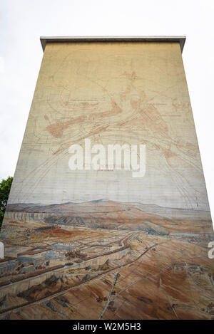 Il Musée Urbain Tony Garnier, pitture murali dipinte negli anni ottanta è un museo a cielo aperto che rende omaggio alle opere di Tony Garnier nell'indus utopica Foto Stock