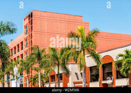 Fort Myers città durante la giornata di sole in Florida golfo del Messico costa ristoranti shopping e di primo piano dello spagnolo architettura arancione Foto Stock