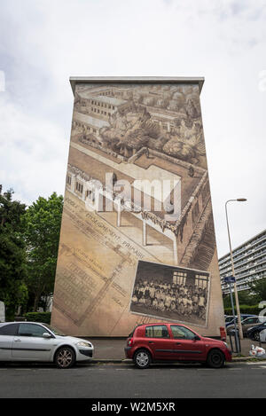 Il Musée Urbain Tony Garnier, pitture murali dipinte negli anni ottanta è un museo a cielo aperto che rende omaggio alle opere di Tony Garnier nell'indus utopica Foto Stock