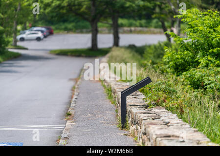 Vista del parcheggio e firmare con nessuno a Shenandoah Blue Ridge appalachian montagne sulla skyline drive si affacciano da sentieri per escursioni Foto Stock