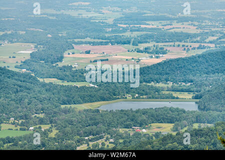 Angolo di Alta Vista del lago a Shenandoah Blue Ridge appalachian montagne sulla skyline drive si affacciano Foto Stock