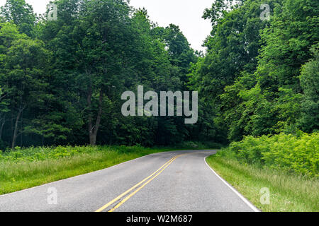 Vista della strada con nessuno che conduce alla foresta di Shenandoah Blue Ridge appalachian montagne sulla skyline drive Foto Stock